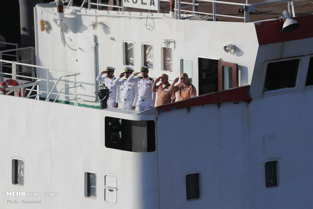 رژه یگان های شرکت کننده در رزمایش مرکب امنیت دریایی 