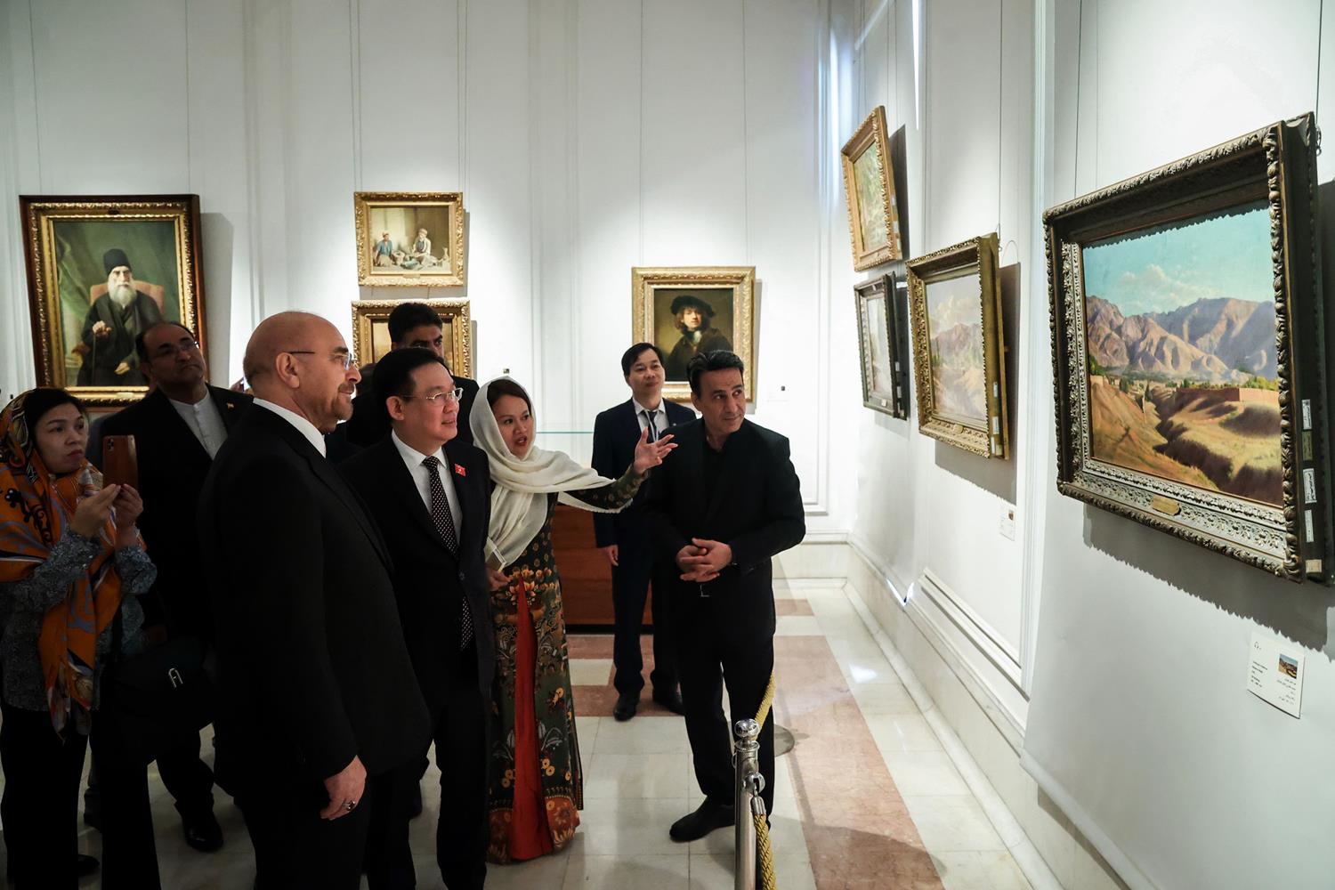 بازدید رؤسای مجالس ایران و ویتنام و هیئت همراه از ساختمان مشروطه و موزه مجلس