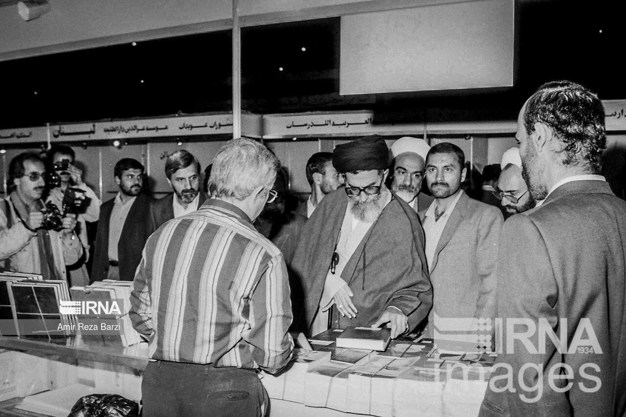 بازدیدهای رهبر انقلاب از سی و سه دوره نمایشگاه کتاب تهران