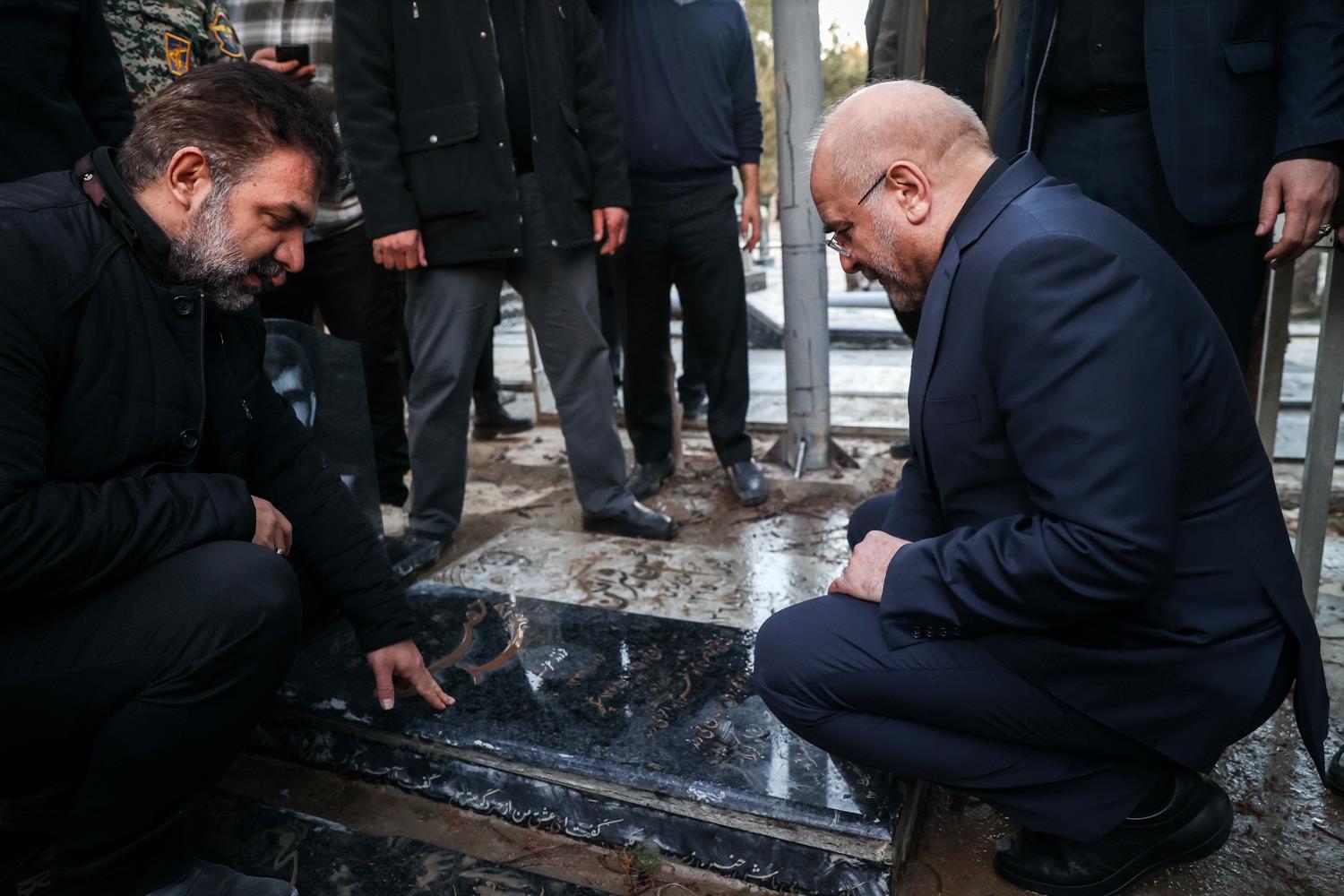 حضور قالیباف در گلزار شهدای بهشت زهرا(س) و گفت‌وگوی چهره به چهره با خانواده شهدا