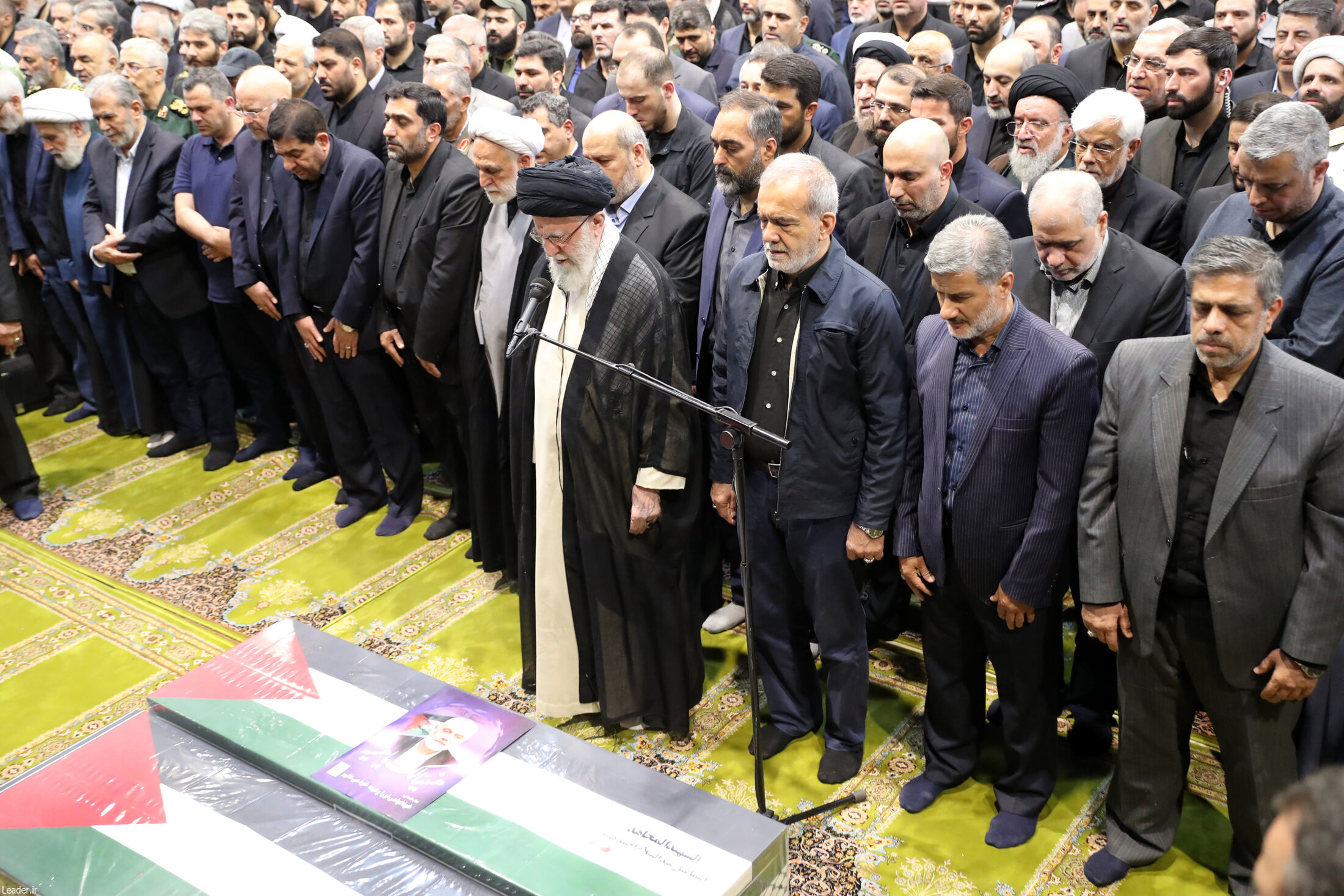 اقامه نماز بر پیکر شهید هنیه به امامت رهبر معظم انقلاب