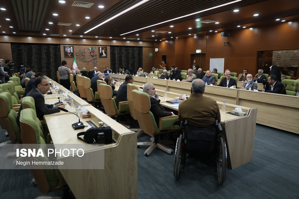 نشست صمیمانه عارف با خانواده جانبازان و ایثارگران