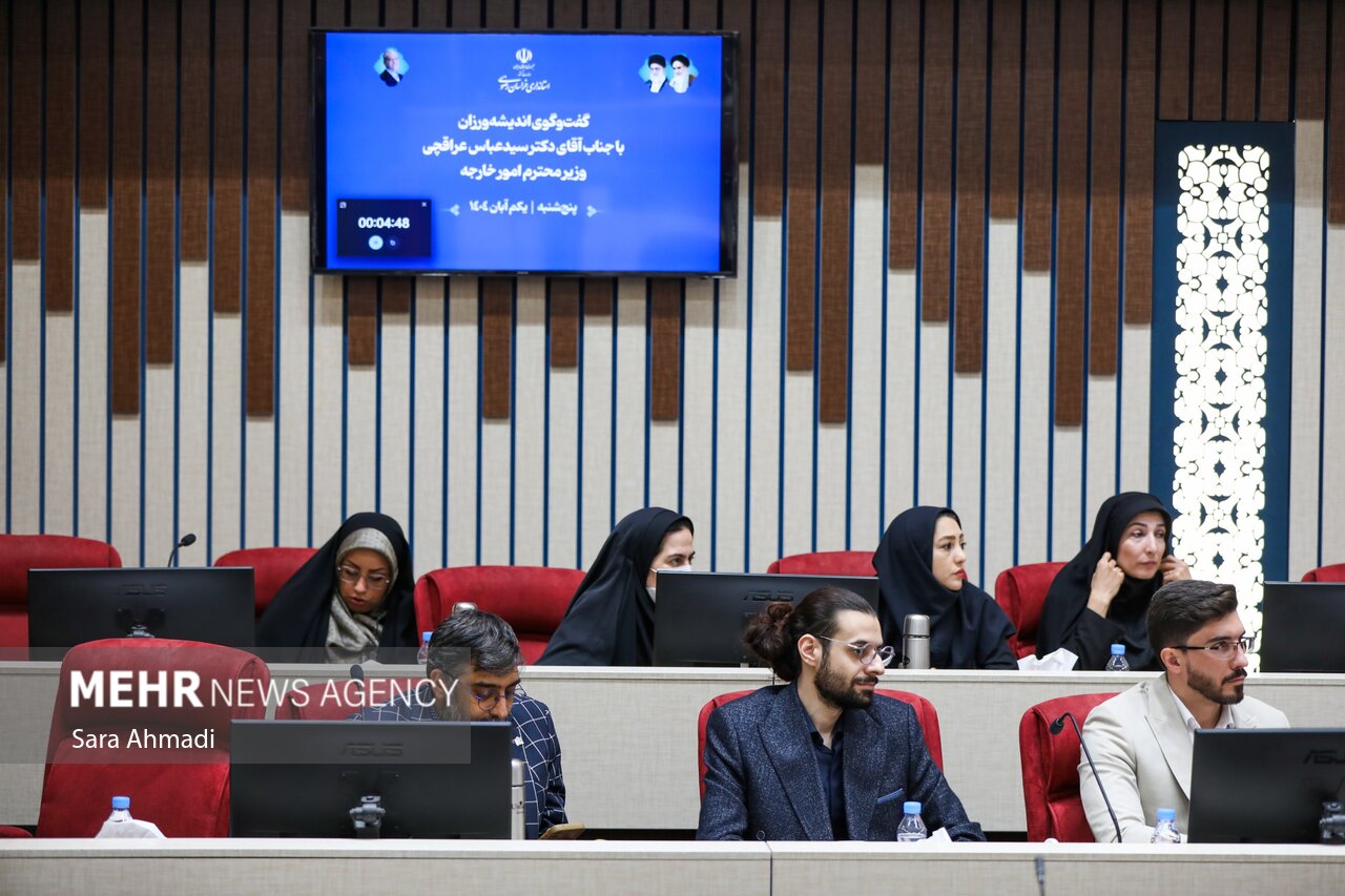 نشست هم اندیشی نخبگانی با حضور مقامات