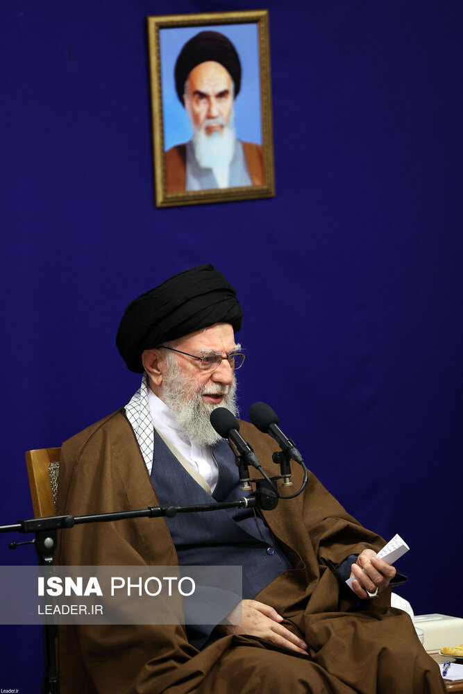 دیدار دست‌اندرکاران کنگره بین‌المللی علامه نائینی با رهبر انقلاب
