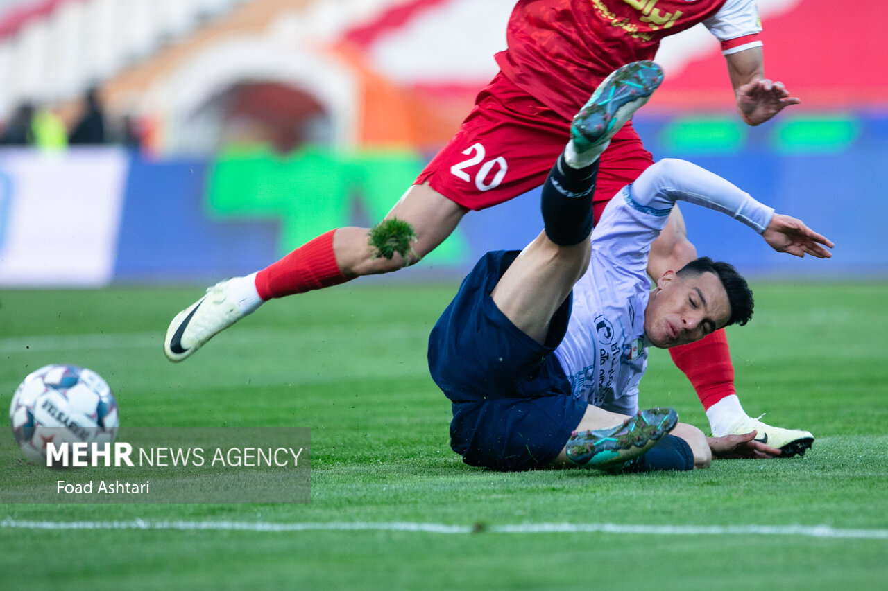 بازی تیم‌های فوتبال پرسپولیس و تراکتور