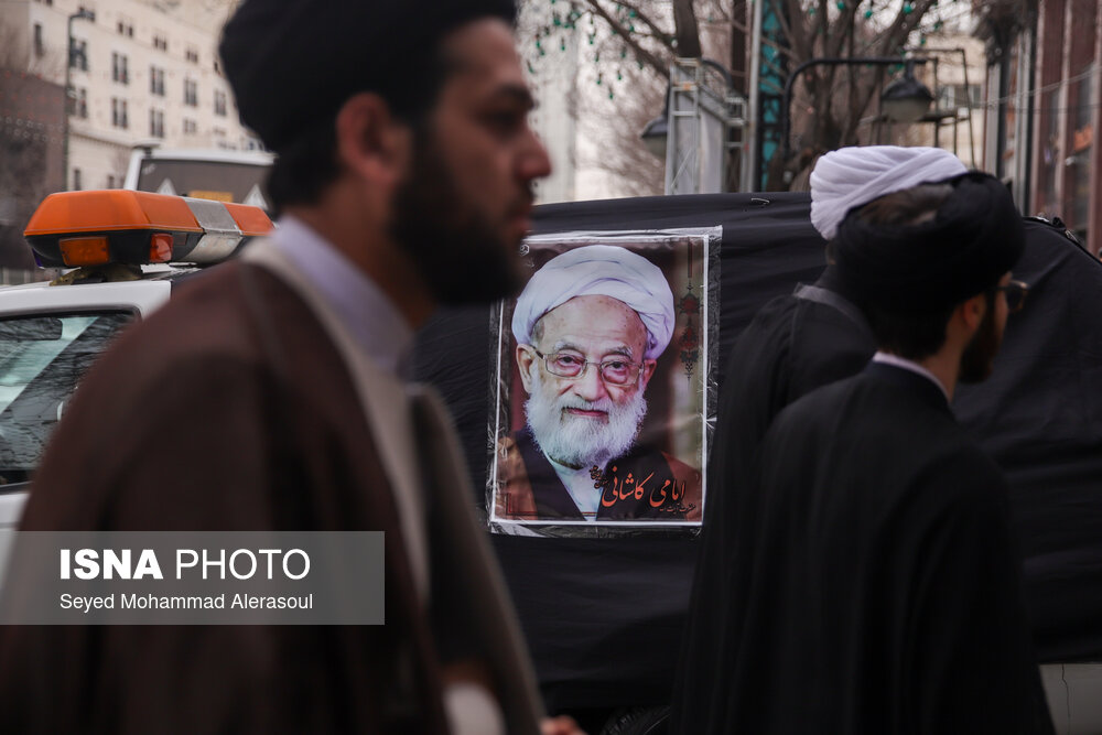 تشییع پیکر آیت‌الله امامی کاشانی در حرم مطهر رضوی