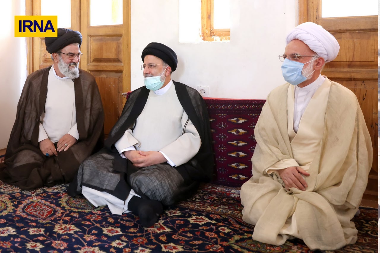  بازدید آیت‌الله رئیسی از بیت امام خمینی (ره)