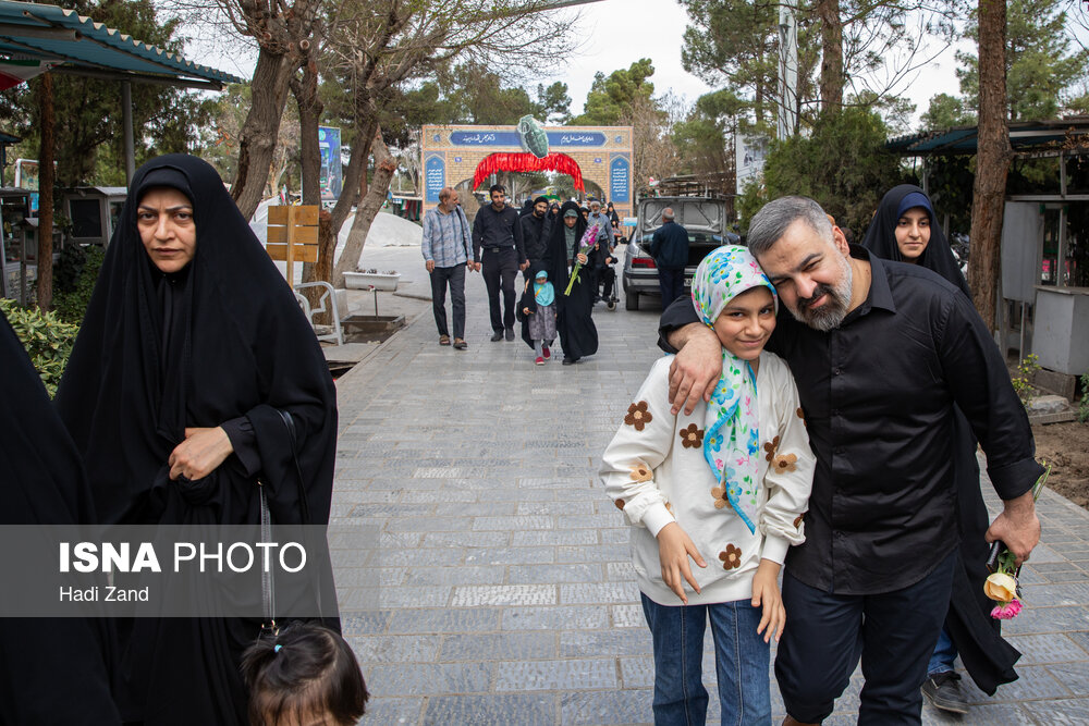 تحویل سال ۱۴۰۴ در بهشت زهرا(س)