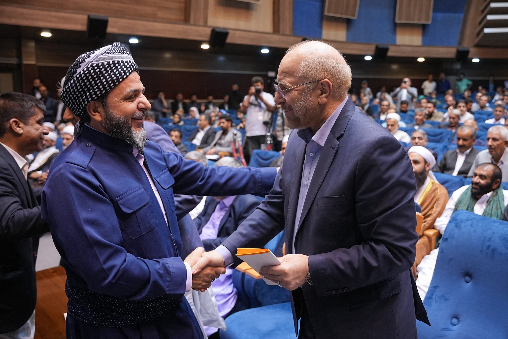 حضور قالیباف در نشست صمیمی با علما و بزرگان اهل‌سنت