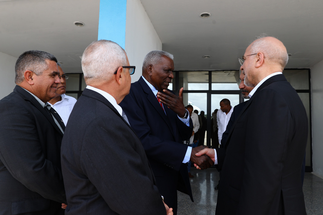 بدرقه قالیباف توسط رئیس و نایب‌رئیس مجلس کوبا