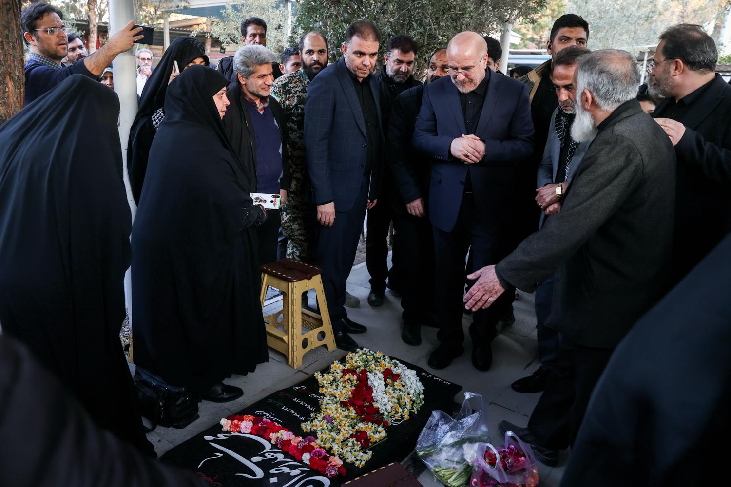 حضور قالیباف در گلزار شهدای بهشت زهرا(س) و گفت‌وگوی چهره به چهره با خانواده شهدا