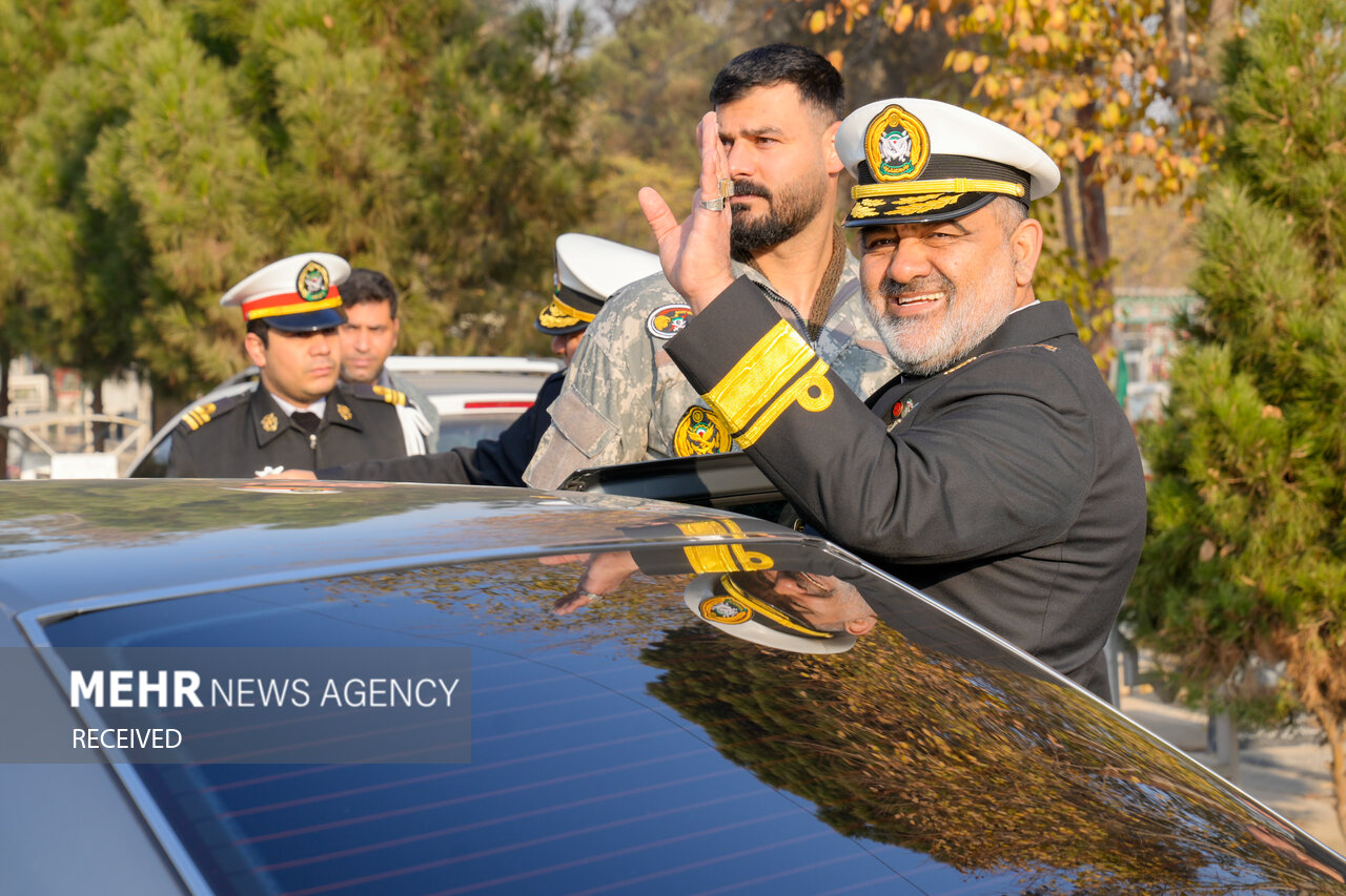  ادای احترام فرماندهان نیروی دریایی ارتش به مقام شهدا در بهشت زهرا (س)
