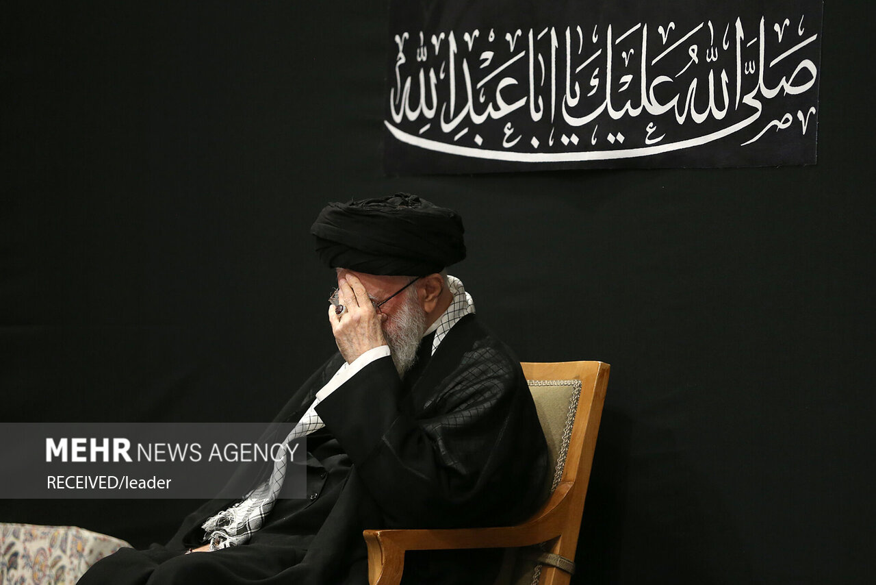  حضور رهبر انقلاب در حسینیه امام خمینی(ره) در مراسم عزاداری شب عاشورای حسینی
