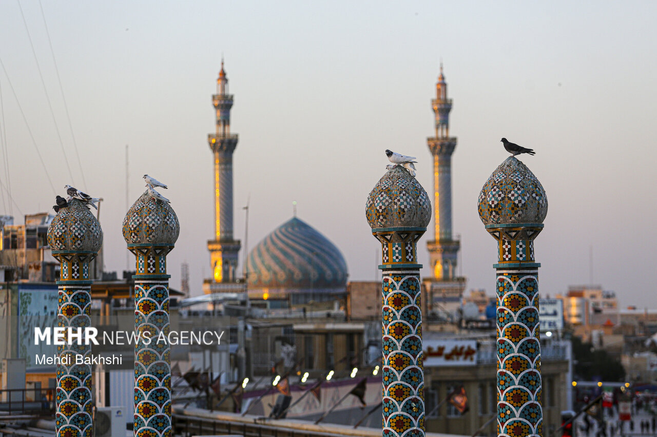 تعویض پرچم گنبد حرم حضرت فاطمه مصعومه(س)