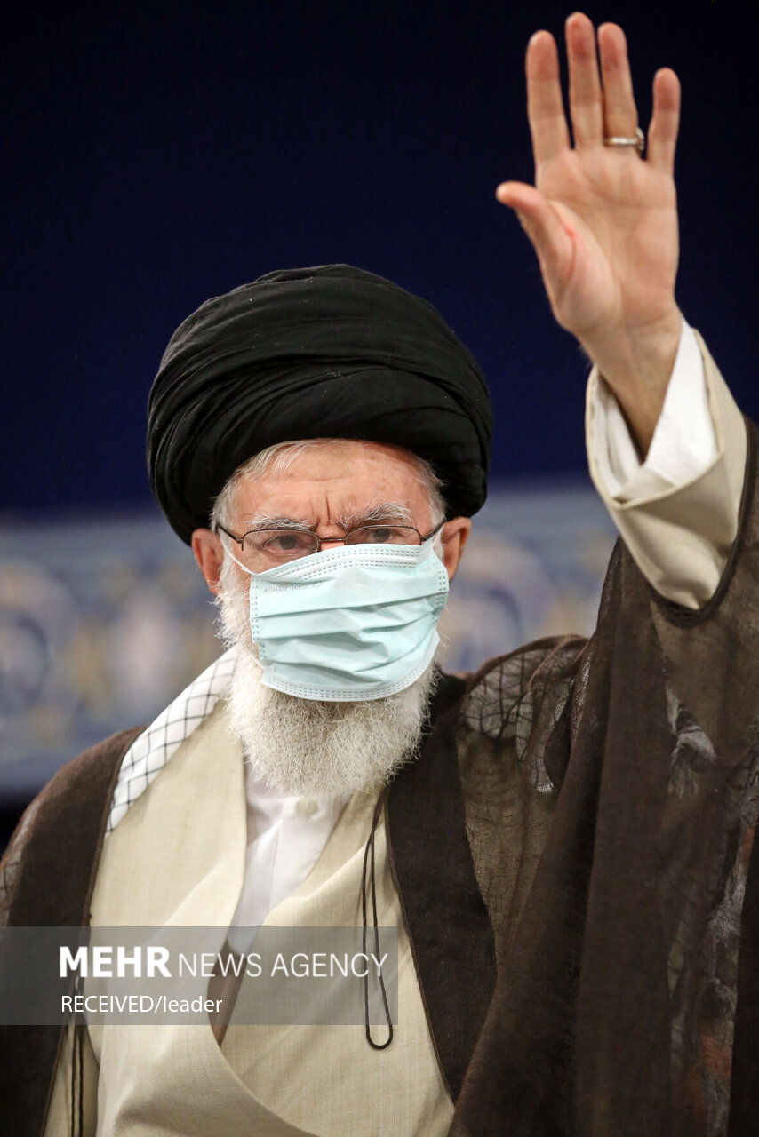 تصاویر بازدید رهبر انقلاب از نمایشگاه دستاوردهای صنعت هسته‌ای