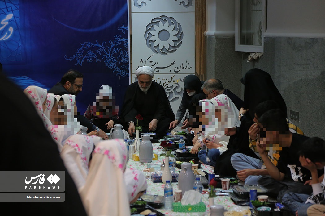 افطار محسنی اژه‌ای با ایتام