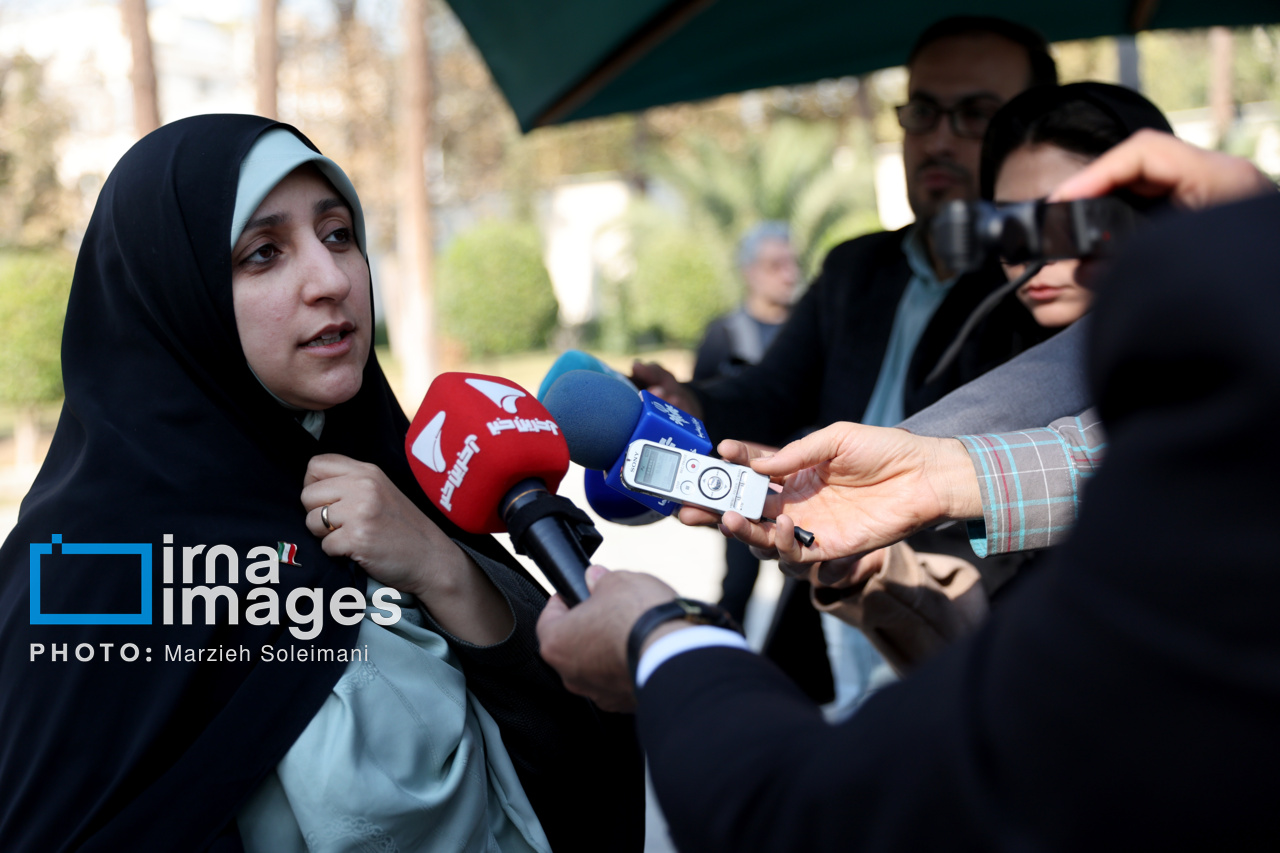 اعضای هیأت دولت در جمع خبرنگاران