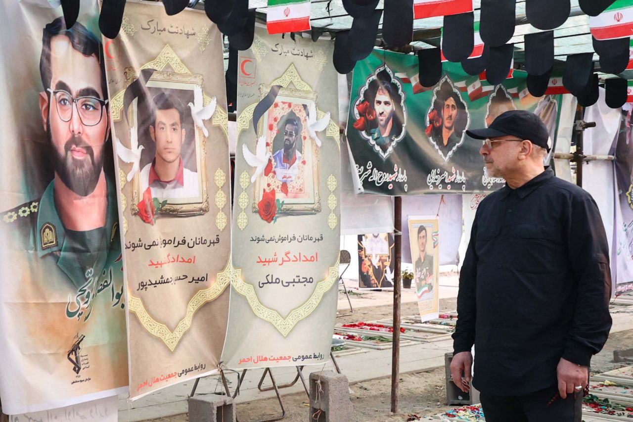 حضور سحرگاهی قالیباف بر مزار شهدای تهاجم رژیم صهیونیستی