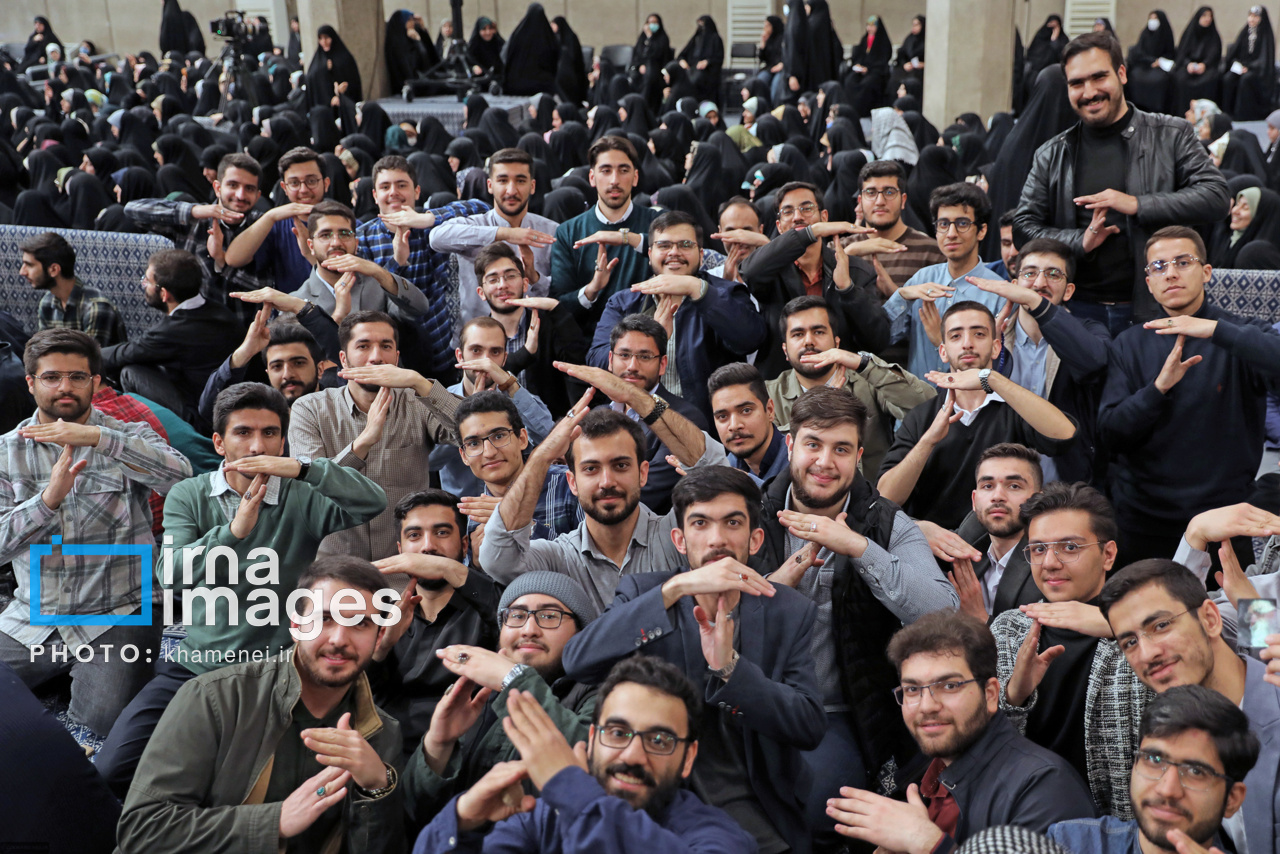 دیدار جمعی از دانشجویان با مقام معظم رهبری