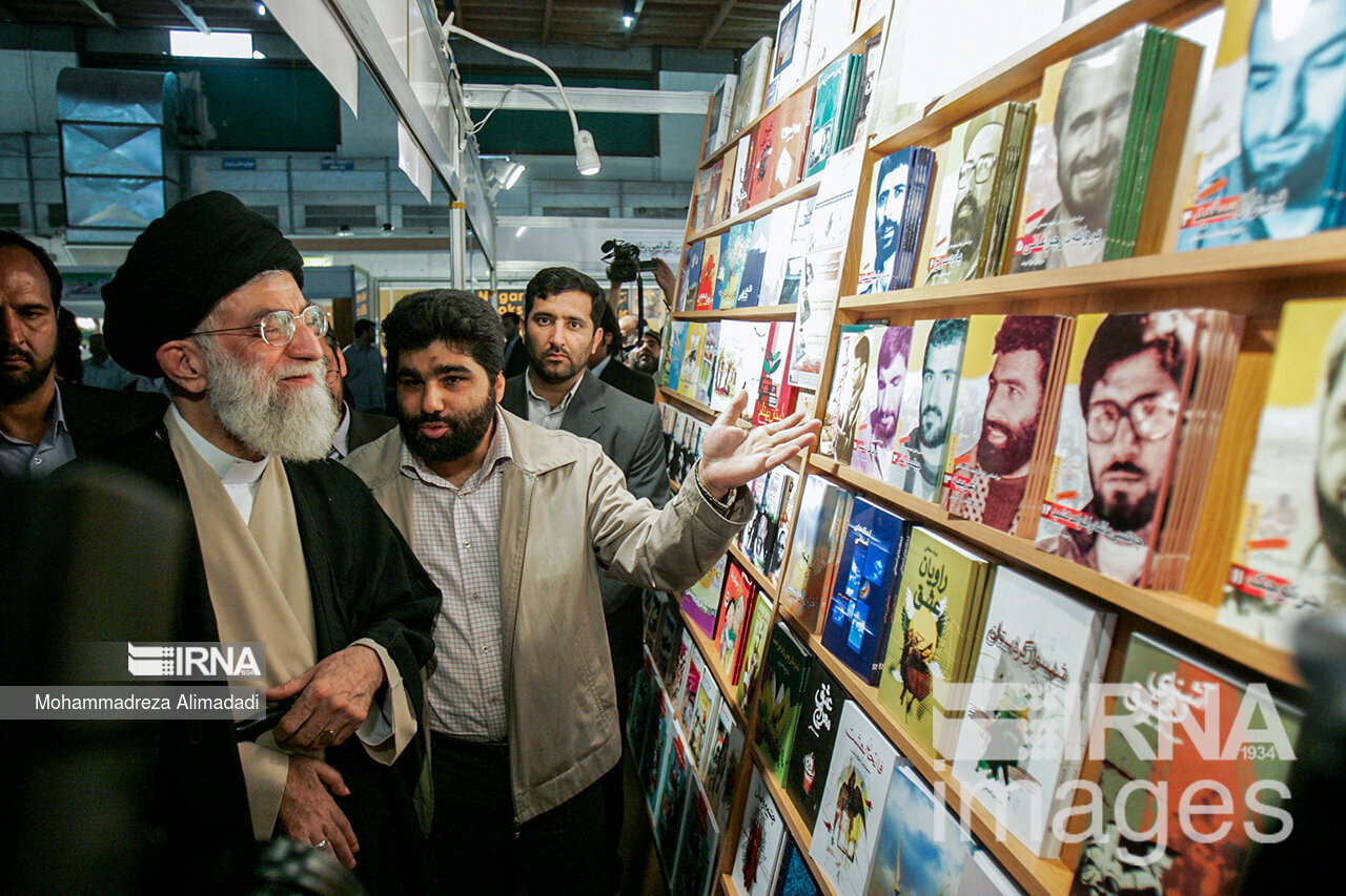 بازدیدهای رهبر انقلاب از سی و سه دوره نمایشگاه کتاب تهران