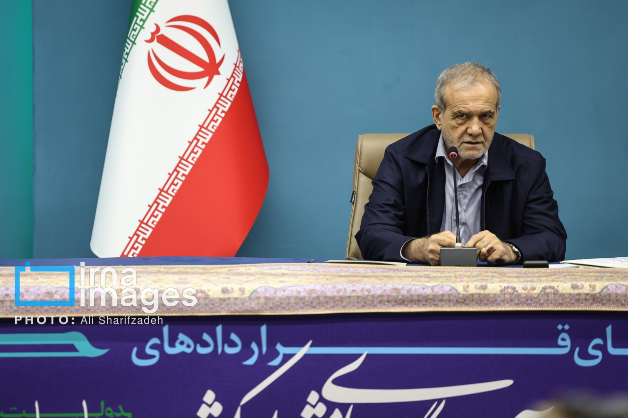 امضای قرارداد مسئولان نفتی با حضور رئیس‌جمهور