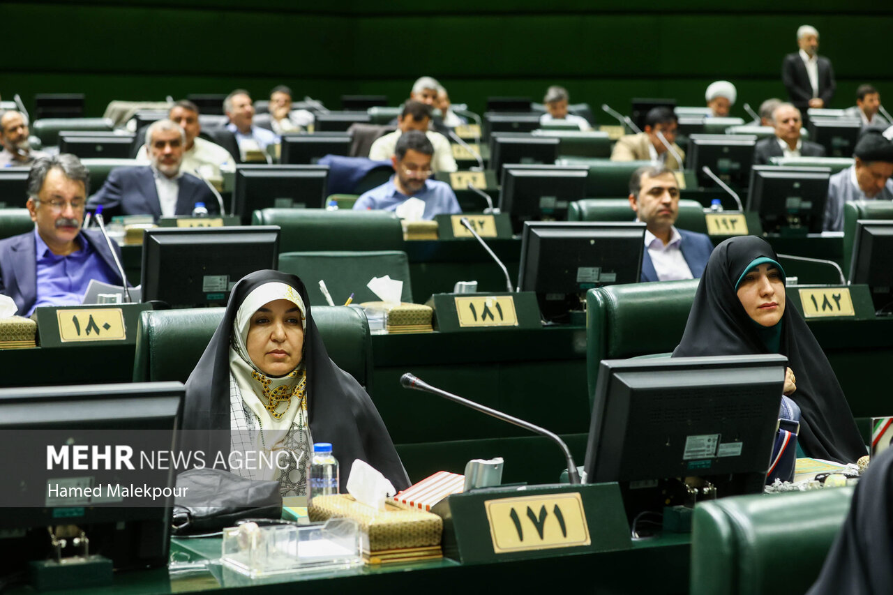 خادمان حرم حضرت عبدالعظیم در صحن مجلس