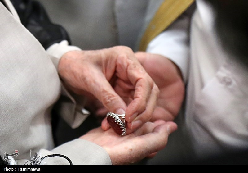 هدیه رهبری به عالم اهل سنت هرمزگان