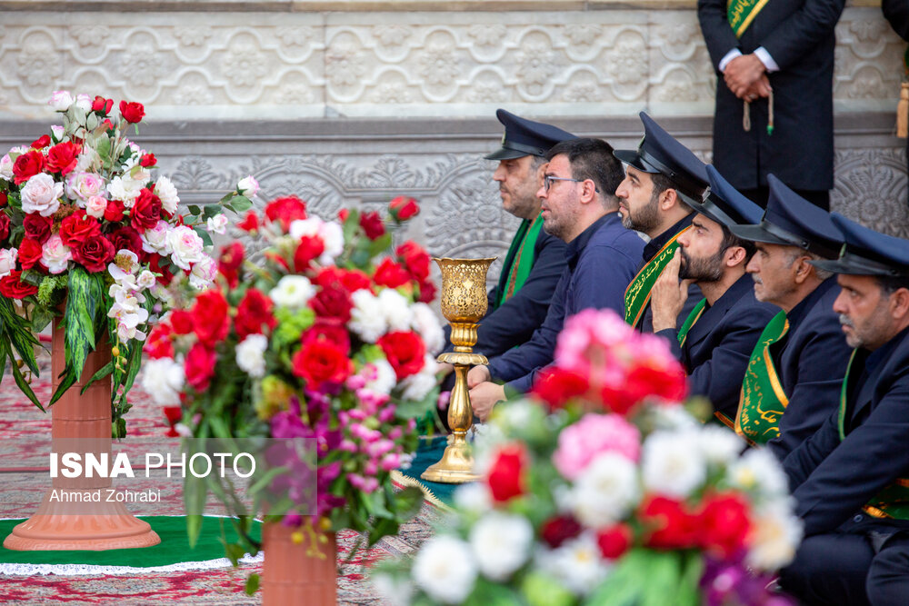 آیین تعویض پرچم گنبد حرم مطهر حضرت معصومه(س)