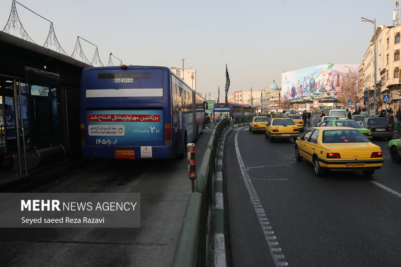 رونمایی دیوارنگاره میدان انقلاب با تصویر شهید سلیمانی