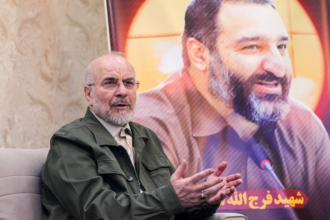 حضور قالیباف در منزل شهید فرج‌الله شوشتری - مشهد مقدس