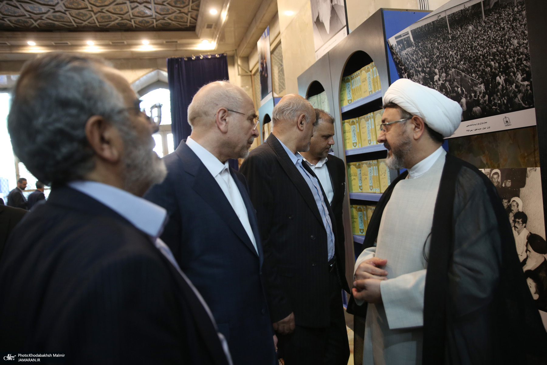 بازدید قالیباف از نمایشگاه عکس امام خمینی (س)
