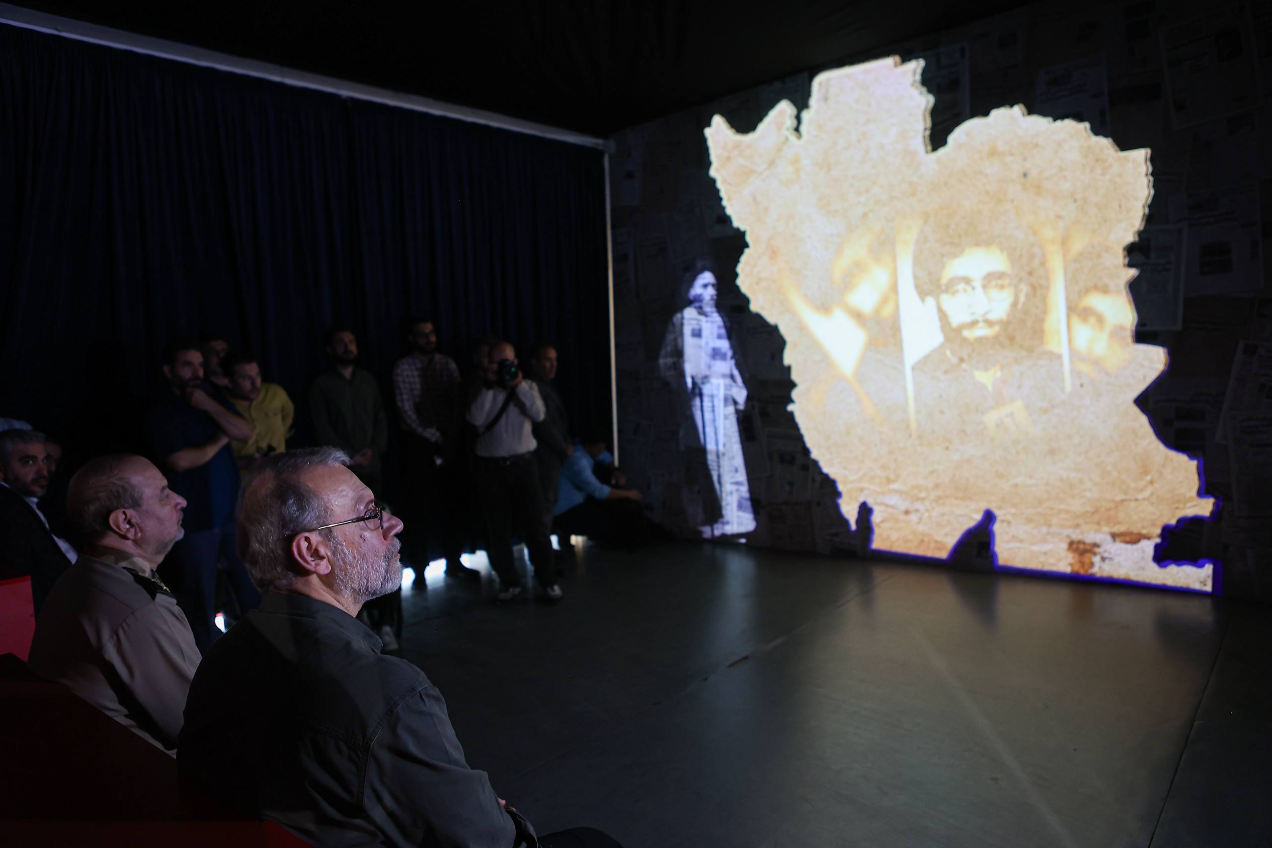 بازدید لاریجانی از موزه ملی انقلاب