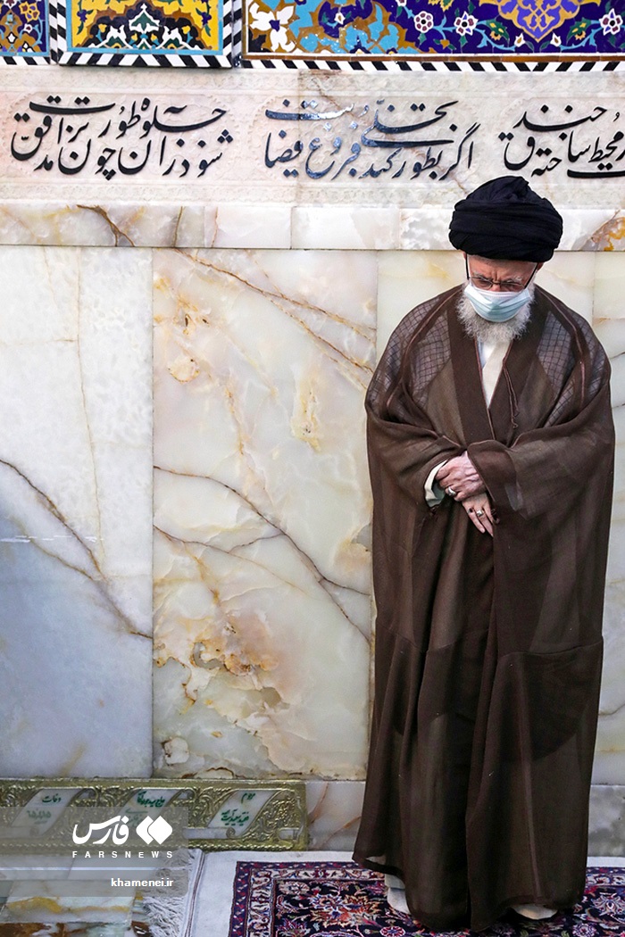 غبارروبی مضجع مطهر رضوی توسط رهبر انقلاب