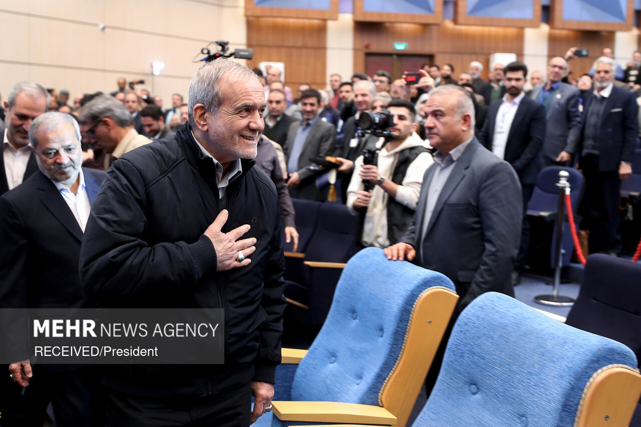 حضور پزشکیان در همایش ملی تکریم خیرین مدرسه‌ساز