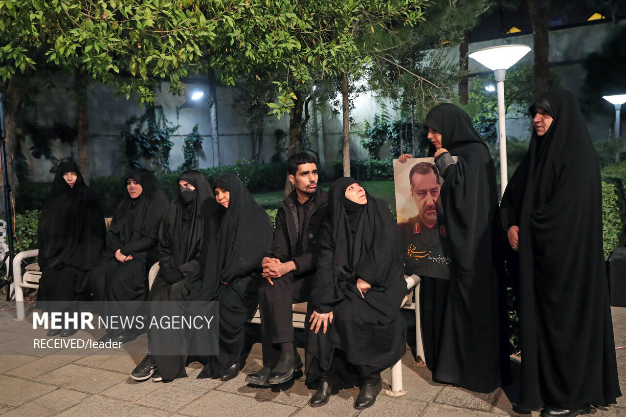 اقامه نماز بر پیکر شهید سید رضی توسط رهبر انقلاب