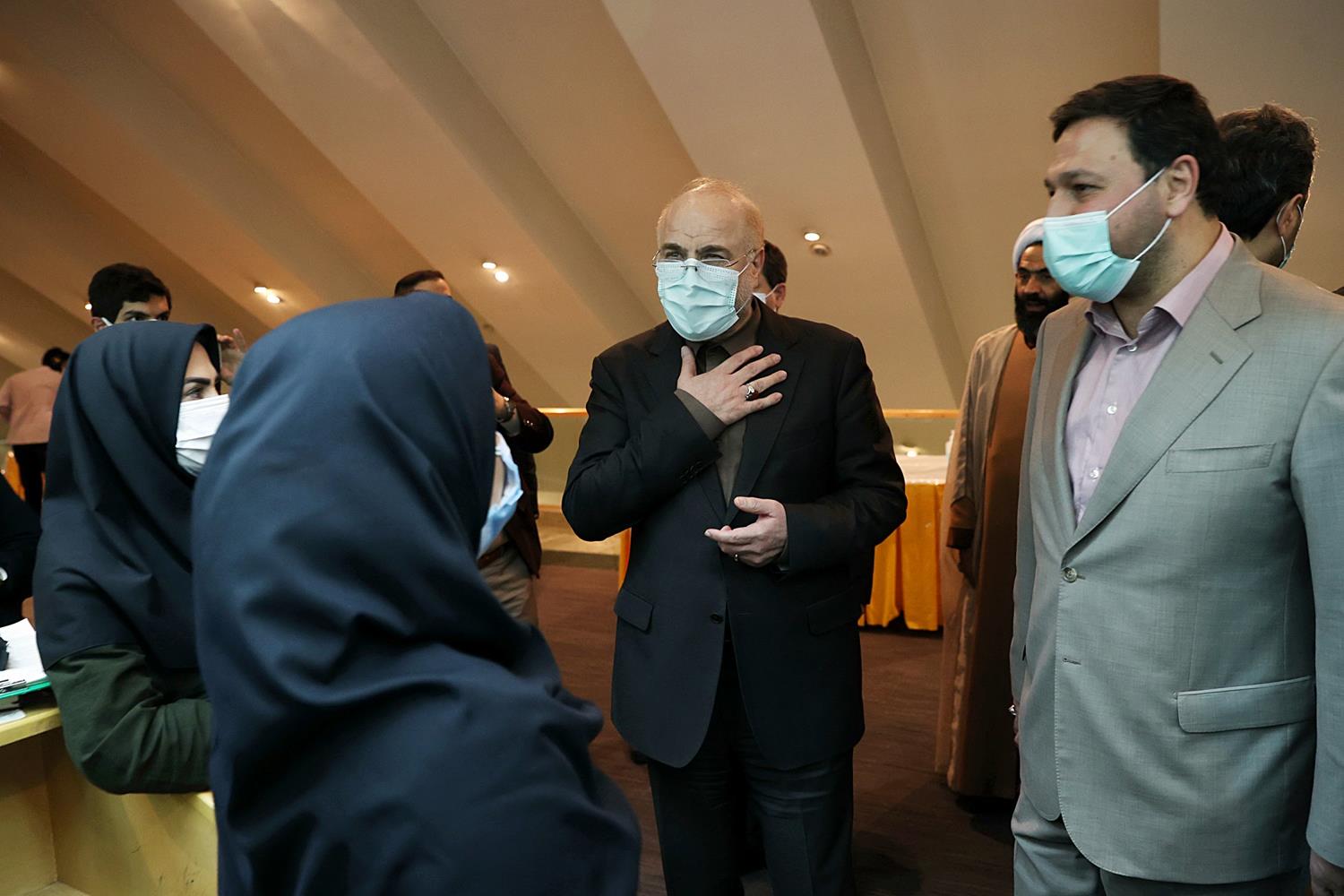 عکس یادگاری رئیس مجلس با خبرنگاران در مجلس