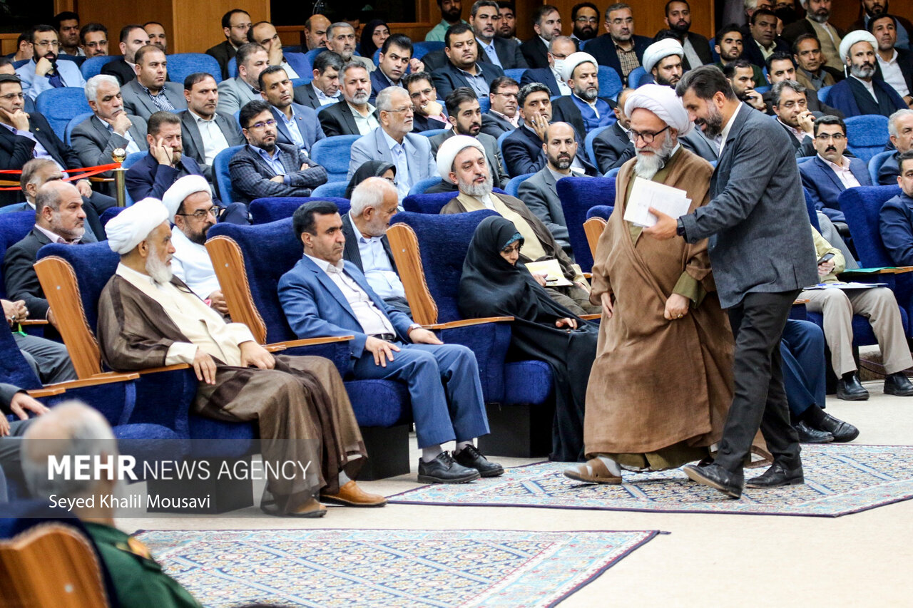 نشست شورای برنامه‌ریزی و توسعه و فعالان اقتصادی خوزستان با حضور رئیسی