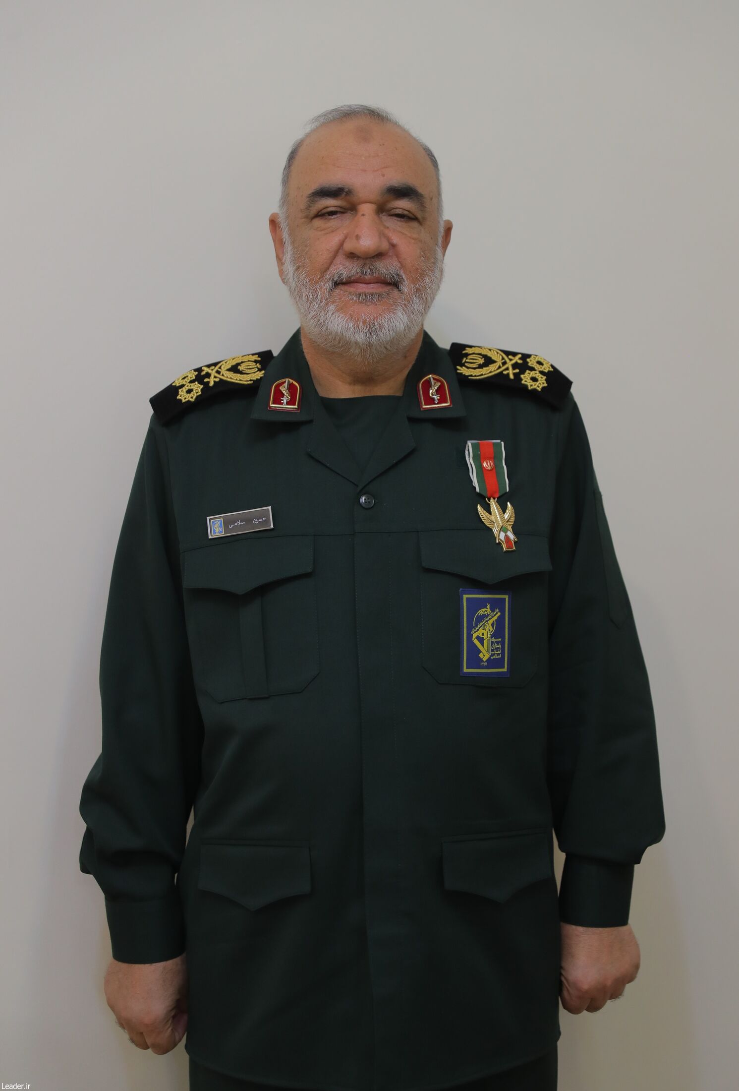 اعطای نشان فتح توسط رهبر انقلاب به فرماندهان کل ارتش و سپاه 