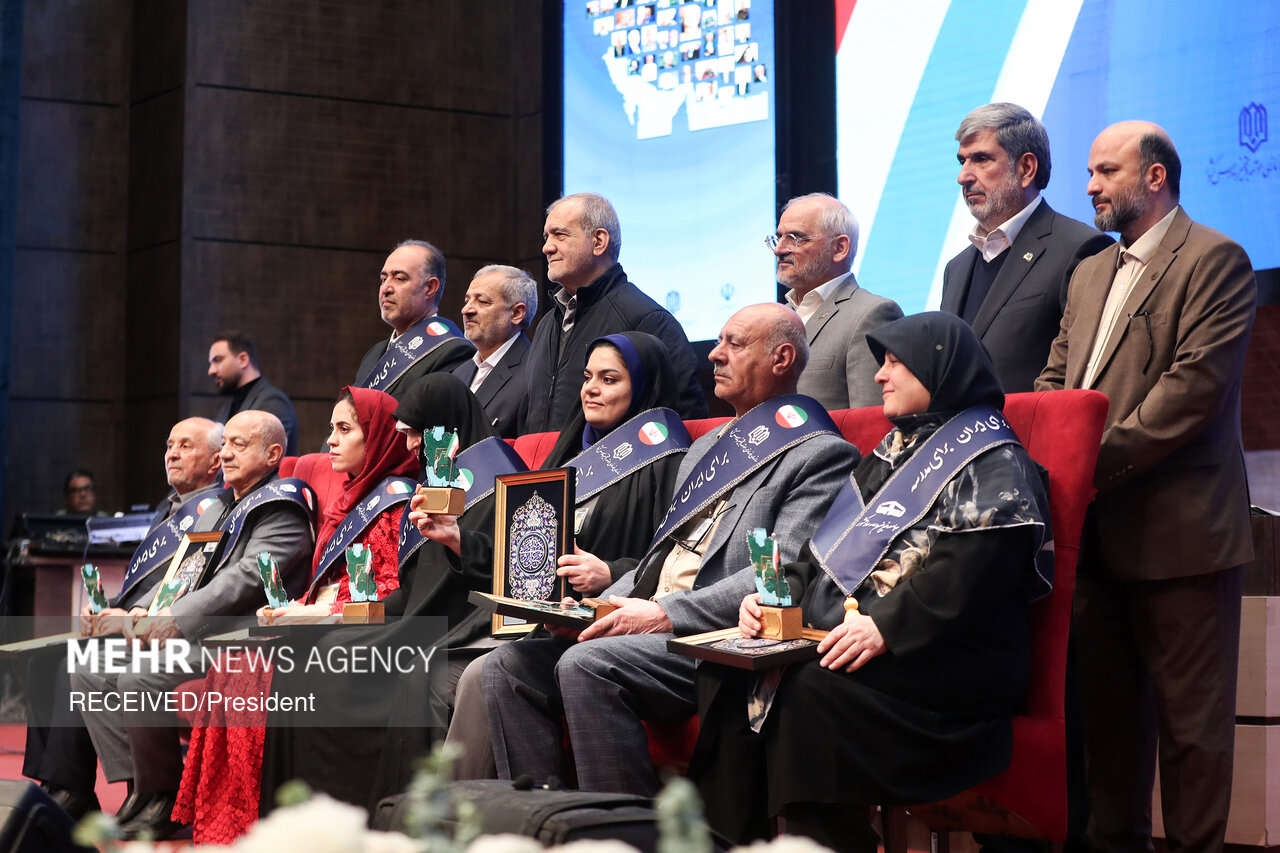 حضور پزشکیان در همایش ملی تکریم خیرین مدرسه‌ساز