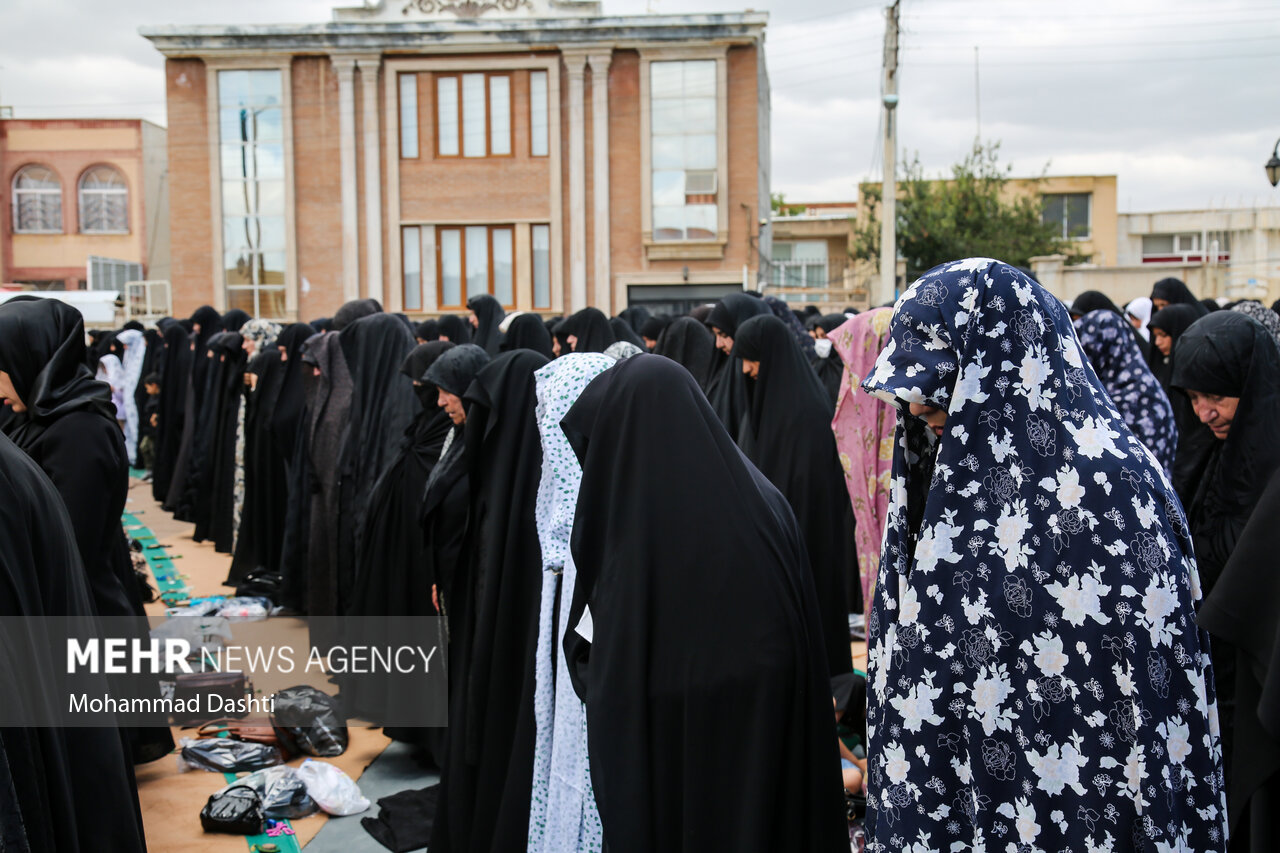 اقامه نماز ظهر عاشورا در اردبیل