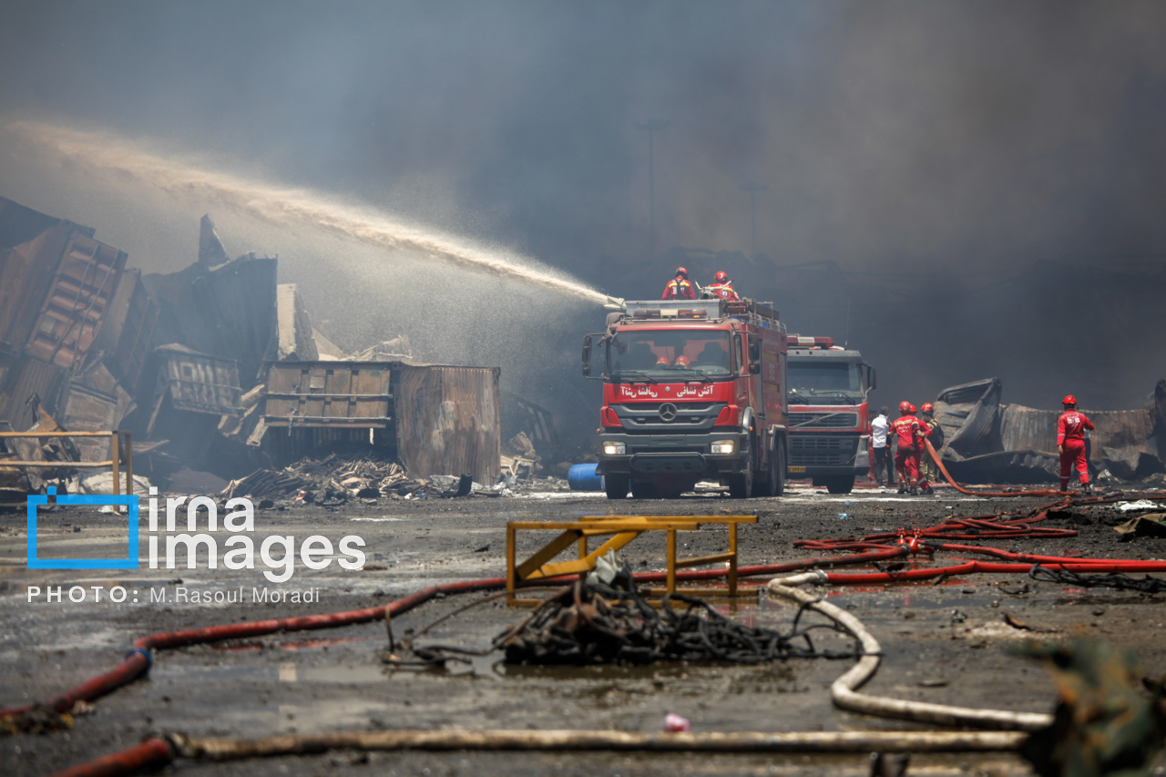 مراحل پایانی مهار آتش سوزی بندر شهید رجایی