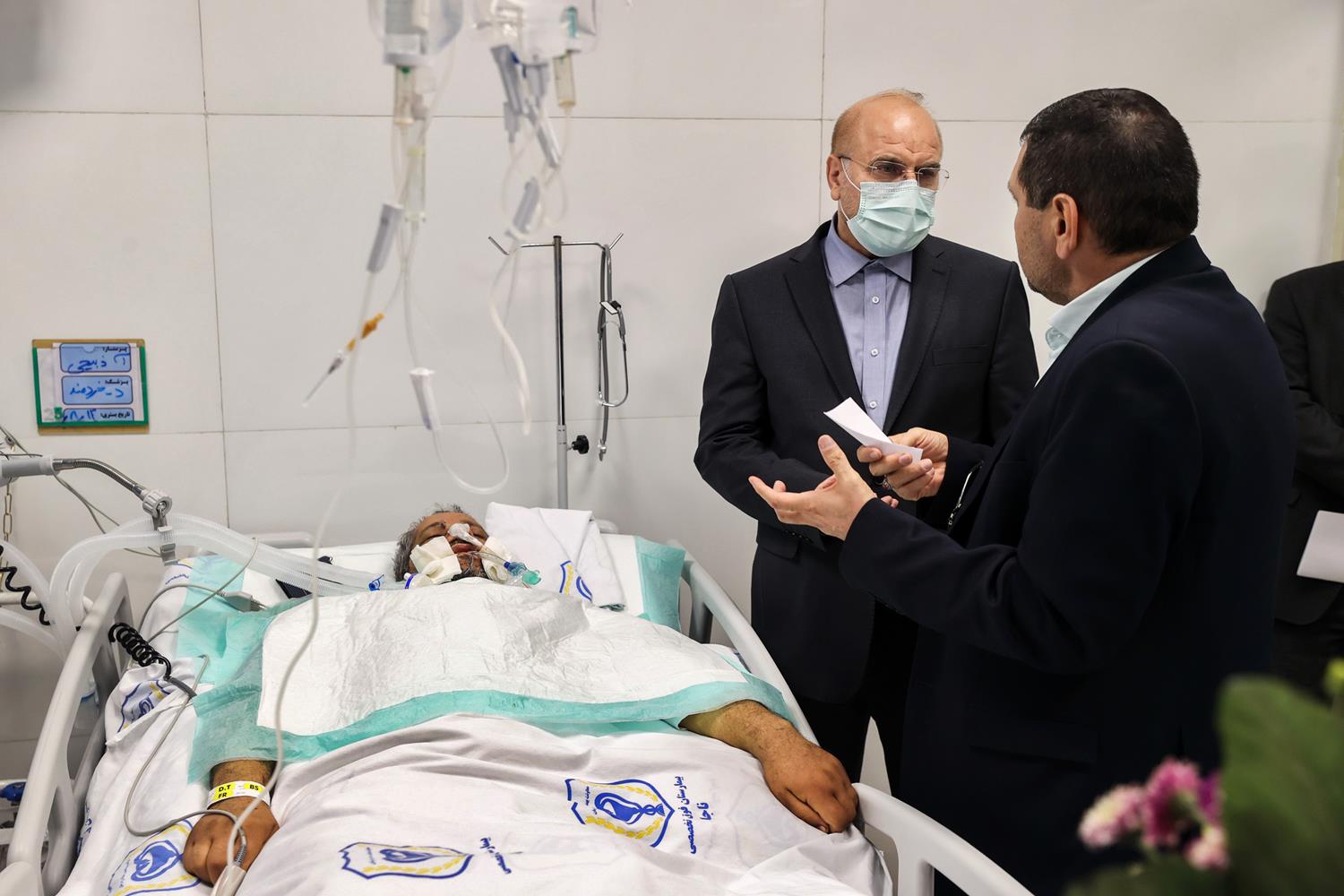 عیادت قالیباف از تعدادی از مجروحان نیروی انتظامی