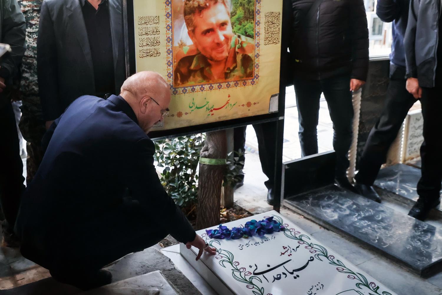 حضور قالیباف در گلزار شهدای بهشت زهرا(س) و گفت‌وگوی چهره به چهره با خانواده شهدا