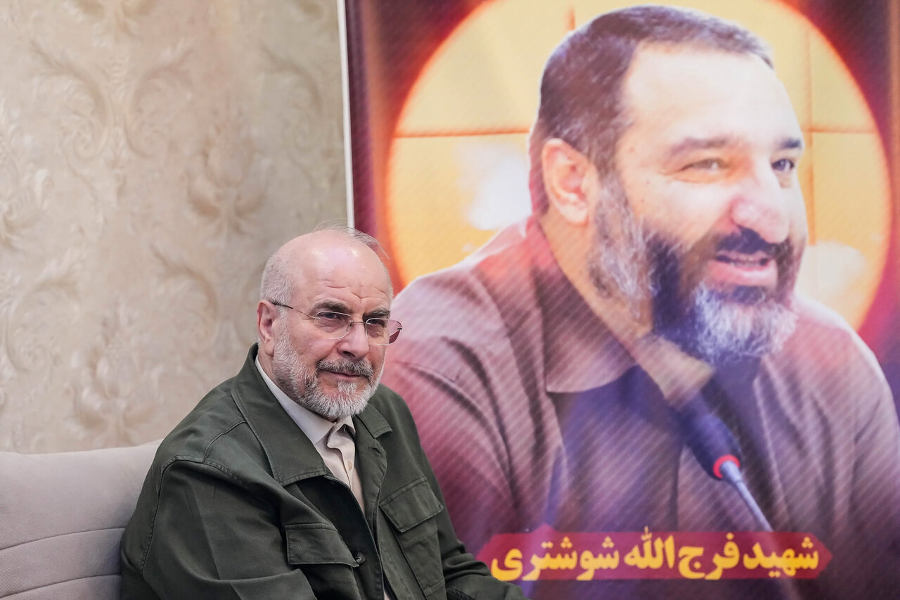 حضور قالیباف در منزل شهید فرج‌الله شوشتری - مشهد مقدس