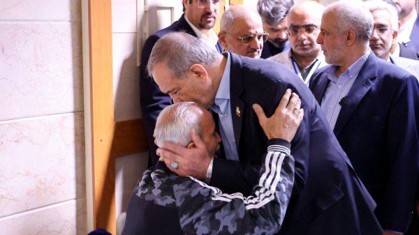 عیادت رئیس‌جمهور از جانبازان اعصاب و روان