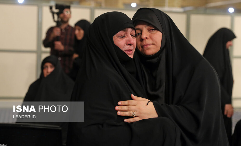 اقامه نماز رهبر انقلاب بر پیکر ۷ شهید راه قدس