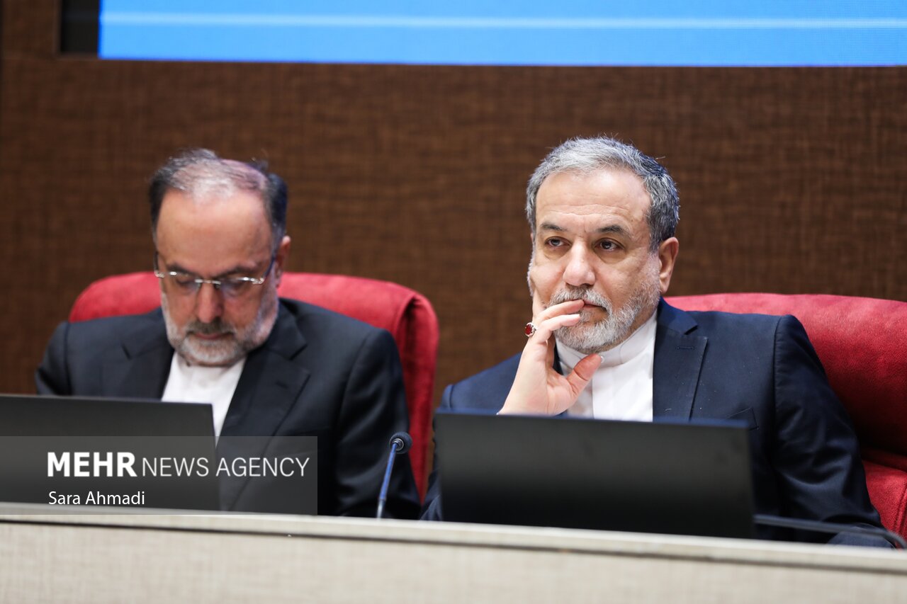 نشست هم اندیشی نخبگانی با حضور مقامات