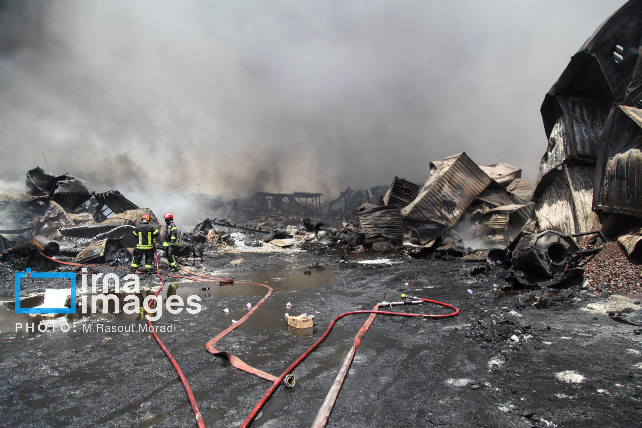 مراحل پایانی مهار آتش سوزی بندر شهید رجایی