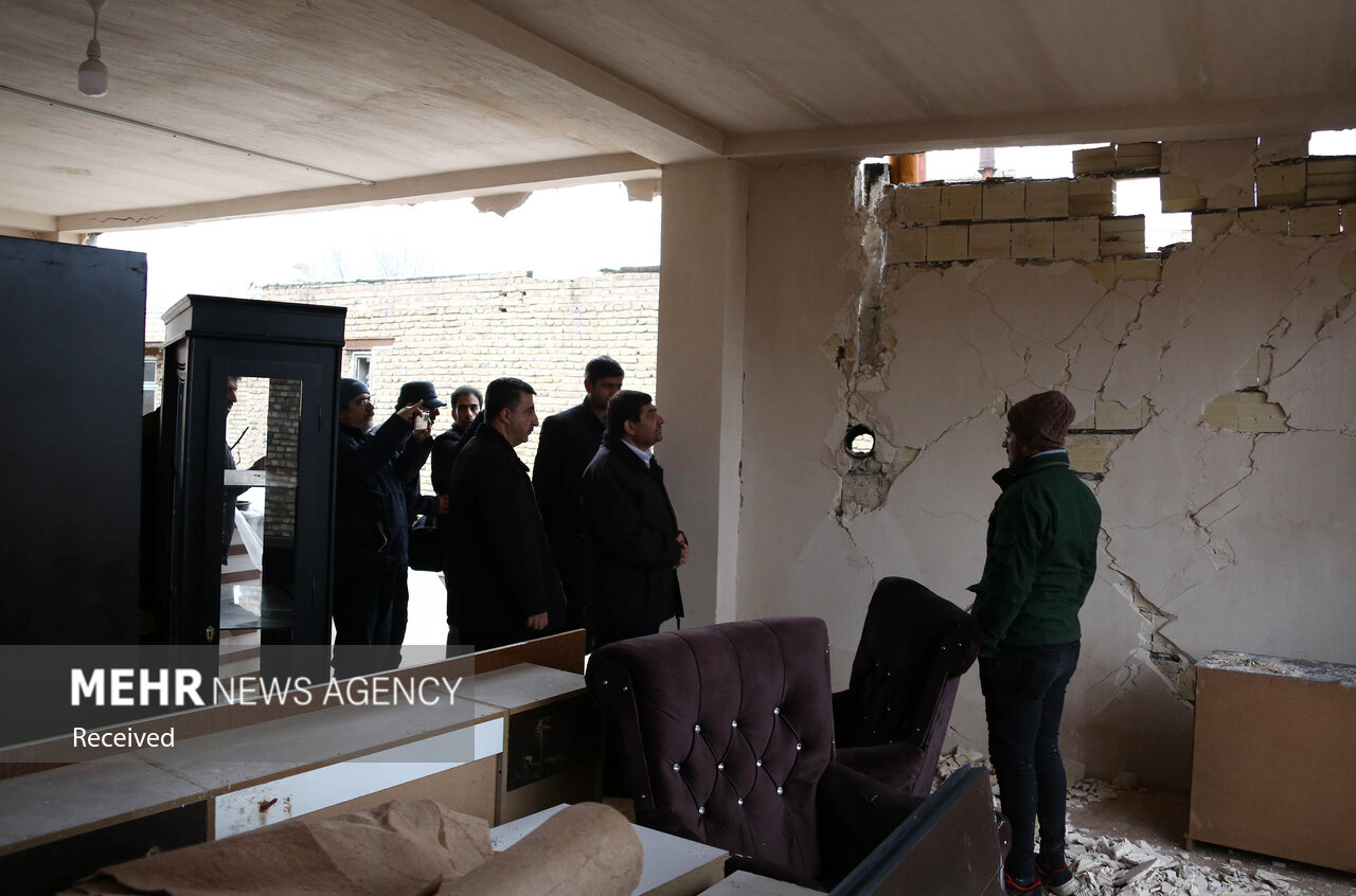 بازدید مخبر از مناطق زلزله‌زده خوی