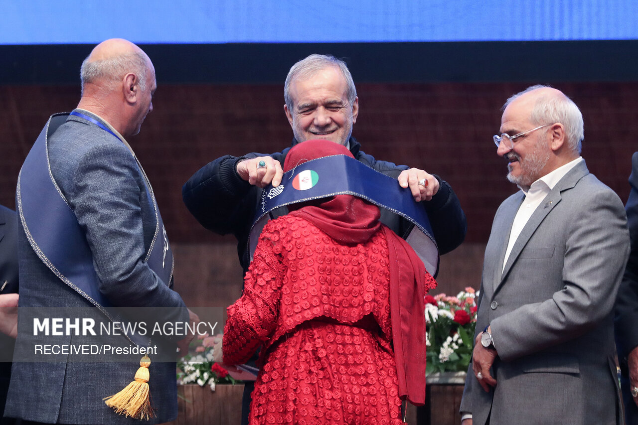 حضور پزشکیان در همایش ملی تکریم خیرین مدرسه‌ساز